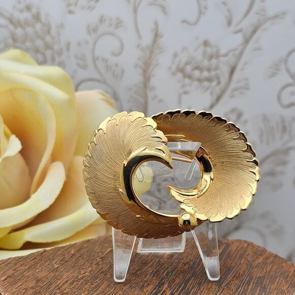 VTG Brooch Coro Signed Brushed Gold Tone Florentine Feather Swirl Simple Classy - Picture 1 of 14